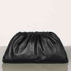 Bottega Veneta The Pouch Clutch in zwart kalfsleer Bottega Veneta The Pouch Clutch in zwart kalfsleer