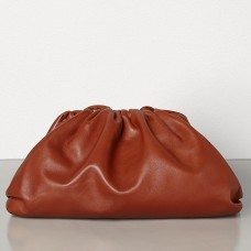 Bottega Veneta The Pouch Clutch in roestbruin kalfsleer Bottega Veneta The Pouch Clutch in roestbruin kalfsleer