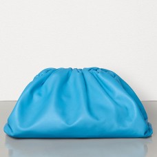 Bottega Veneta The Pouch Clutch in hemelsblauw kalfsleer Bottega Veneta The Pouch Clutch in hemelsblauw kalfsleer