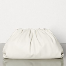Bottega Veneta The Pouch Clutch in wit kalfsleer Bottega Veneta The Pouch Clutch in wit kalfsleer
