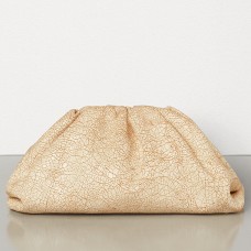 Bottega Veneta The Pouch Clutch in beige craqueléleer Bottega Veneta The Pouch Clutch in beige craqueléleer