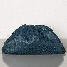 Bottega Veneta The Pouch-clutch in donkerblauw Intrecciato-leer Bottega Veneta The Pouch-clutch in donkerblauw Intrecciato-leer