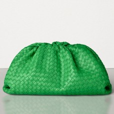 Bottega Veneta The Pouch-clutch van groen Intrecciato-leer Bottega Veneta The Pouch-clutch van groen Intrecciato-leer