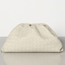 Bottega Veneta The Pouch Clutch van gips Intrecciato-leer Bottega Veneta The Pouch Clutch van gips Intrecciato-leer