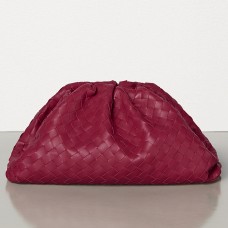 Bottega Veneta The Pouch-clutch van Amaranto Intrecciato-leer Bottega Veneta The Pouch-clutch van Amaranto Intrecciato-leer