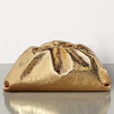 Bottega Veneta The Pouch Clutch in goudkleurig metallic leer Bottega Veneta The Pouch Clutch in goudkleurig metallic leer