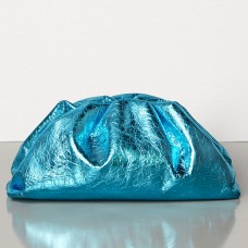 Bottega Veneta The Pouch Clutch in blauw metallic leer Bottega Veneta The Pouch Clutch in blauw metallic leer