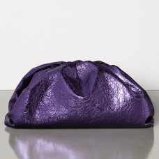 Bottega Veneta The Pouch Clutch in Viola metallic leer Bottega Veneta The Pouch Clutch in Viola metallic leer
