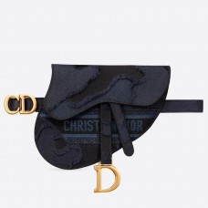Dior Saddle Pouch heuptasje in blauw camouflage canvas Dior Saddle Pouch heuptasje in blauw camouflage canvas
