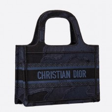 Dior Mini Book Tote Bag in blauw camouflage canvas Dior Mini Book Tote Bag in blauw camouflage canvas