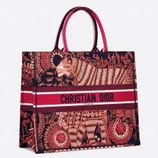 Dior Book Tote Bag in fuchsia met geborduurde dieren op canvas Dior Book Tote Bag in fuchsia met geborduurde dieren op canvas