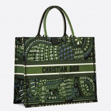 Dior Book Tote Dior tas in groen met geborduurde dieren op canvas Dior Book Tote Dior tas in groen met geborduurde dieren op canvas
