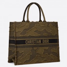 Dior Book Tote Bag in groen camouflage geborduurd canvas Dior Book Tote Bag in groen camouflage geborduurd canvas