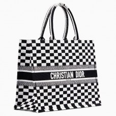 Dior Book Tote met borduursels in geruit canvas Dior Book Tote met borduursels in geruit canvas