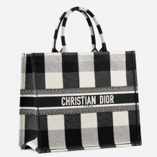 Dior Book Tote Bag in wit/zwart geruit geborduurd canvas Dior Book Tote Bag in wit/zwart geruit geborduurd canvas