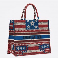 Dior Book Tote tas van canvas met geborduurde Amerikaanse vlag Dior Book Tote tas van canvas met geborduurde Amerikaanse vlag