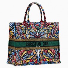 Dior Butterfly Book Tote in veelkleurig geborduurd canvas Dior Butterfly Book Tote in veelkleurig geborduurd canvas