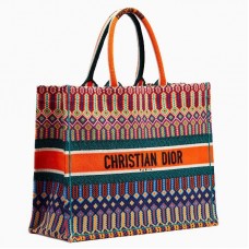 Dior Book Tote in veelkleurig geborduurd canvas Dior Book Tote in veelkleurig geborduurd canvas