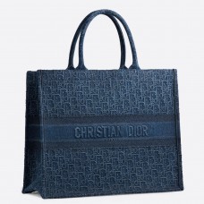Dior Book Tote in denimblauw met Dior Oblique-borduurwerk op canvas Dior Book Tote in denimblauw met Dior Oblique-borduurwerk op canvas