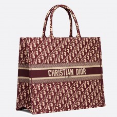 Dior Book Tote Bag in Bordeaux Oblique geborduurd canvas Dior Book Tote Bag in Bordeaux Oblique geborduurd canvas