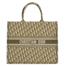 Dior Book Tote Bag in groen, met schuine borduursels op canvas Dior Book Tote Bag in groen, met schuine borduursels op canvas