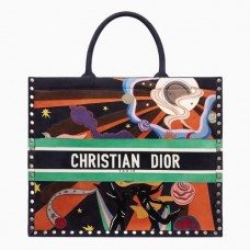 Dior Book Tote in veelkleurig Air Element, handgeschilderd. Dior Book Tote in veelkleurig Air Element, handgeschilderd.