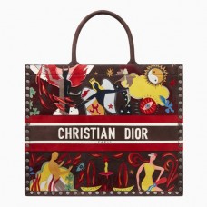 Dior Book Tote in veelkleurig, handgeschilderd vuurmotief. Dior Book Tote in veelkleurig, handgeschilderd vuurmotief.