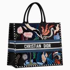 Dior Book Tote in veelkleurig, handgeschilderd watermotief. Dior Book Tote in veelkleurig, handgeschilderd watermotief.