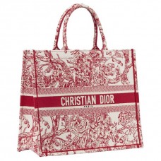 Dior Book Tote Bag met hortensia-bloemen en geborduurd canvas Dior Book Tote Bag met hortensia-bloemen en geborduurd canvas