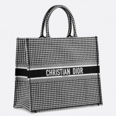 Dior Book Tote Bag in houndstooth geborduurd canvas Dior Book Tote Bag in houndstooth geborduurd canvas