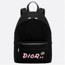 Dior X Kaws zwarte nylon rugtas met roze Dior-logo Dior X Kaws zwarte nylon rugtas met roze Dior-logo