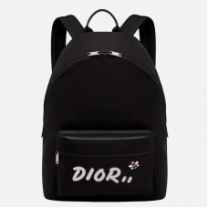 Dior X Kaws zwarte nylon rugtas met wit Dior-logo Dior X Kaws zwarte nylon rugtas met wit Dior-logo