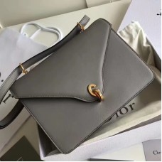 Dior C'est Dior flap tas in grijs kalfsleer Dior C'est Dior flap tas in grijs kalfsleer