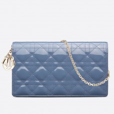 Dior Lady Dior clutch met ketting in denimblauw lakleer Dior Lady Dior clutch met ketting in denimblauw lakleer