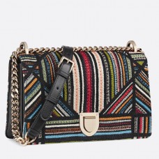 Dior Diorama canvas tas, geborduurd met veelkleurige strepen. Dior Diorama canvas tas, geborduurd met veelkleurige strepen.