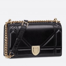 Dior zwarte Diorama tas van lamsleer met groot cannage-motief. Dior zwarte Diorama tas van lamsleer met groot cannage-motief.