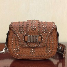 Dior D-Fence zadeltas in bruin kalfsleer met studs Dior D-Fence zadeltas in bruin kalfsleer met studs