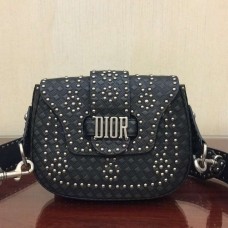 Dior D-Fence zadeltas van zwart kalfsleer met studs Dior D-Fence zadeltas van zwart kalfsleer met studs