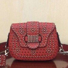 Dior D-Fence zadeltas van rood kalfsleer met studs Dior D-Fence zadeltas van rood kalfsleer met studs