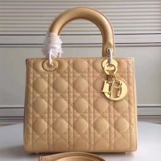 Dior Medium Lady Dior tas in abrikooskleurig lakleer Dior Medium Lady Dior tas in abrikooskleurig lakleer
