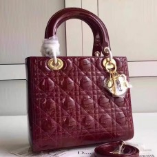 Dior Medium Lady Dior tas in bordeauxrood lakleer Dior Medium Lady Dior tas in bordeauxrood lakleer