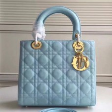Dior Medium Lady Dior tas in Celeste lakleer Dior Medium Lady Dior tas in Celeste lakleer