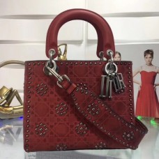 Dior Medium Lady Dior tas in rood met studs versierd kalfsleer Dior Medium Lady Dior tas in rood met studs versierd kalfsleer