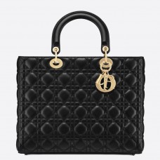 Grote Dior Lady Dior-tas in zwart lamsleer met cannage-patroon. Grote Dior Lady Dior-tas in zwart lamsleer met cannage-patroon.