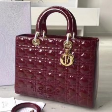Grote Lady Dior tas van Dior in bordeauxrood lakleer. Grote Lady Dior tas van Dior in bordeauxrood lakleer.