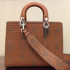 Grote Lady Dior Dior tas van bruin kalfsleer met studs. Grote Lady Dior Dior tas van bruin kalfsleer met studs.