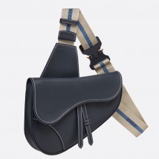 Dior heren heuptas in de vorm van een zadeltas, uitgevoerd in marineblauw generfd kalfsleer. Dior heren heuptas in de vorm van een zadeltas, uitgevoerd in marineblauw generfd kalfsleer.