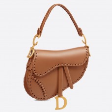 Dior Saddle Bag in bruin kalfsleer met gestikte randen. Dior Saddle Bag in bruin kalfsleer met gestikte randen.