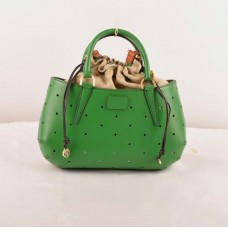 Fendi B Fab tas van grasgroen Ferrari-leer met perforaties, medium model, met handvat aan de bovenkant. Fendi B Fab tas van grasgroen Ferrari-leer met perforaties, medium model, met handvat aan de bovenkant.