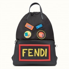 Fendi zwarte rugzak met trekkoord en applicaties Fendi zwarte rugzak met trekkoord en applicaties